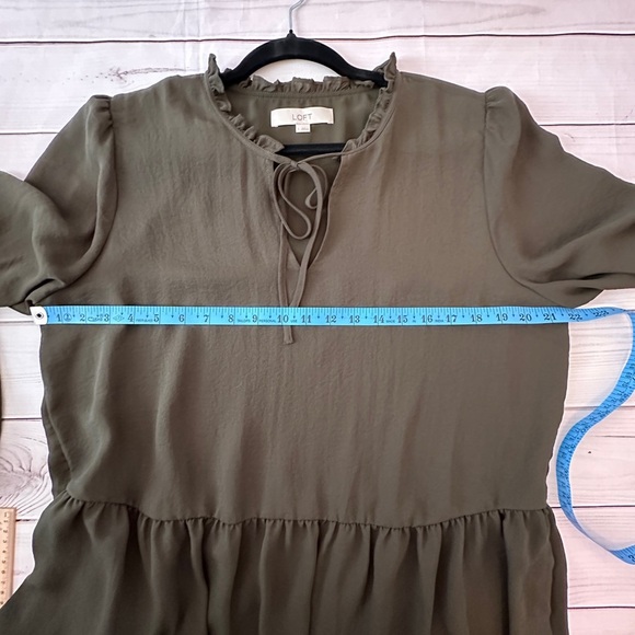 Loft Olive Green Blouse Size Large
Lined Lightweight Office Church Career Dress - Picture 6 of 7